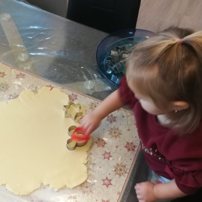 Weihnachtskekse backen